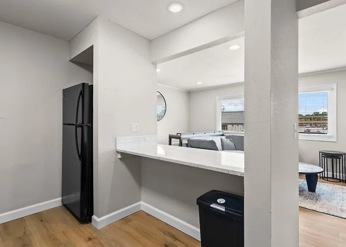 Newly Renovated Unit In Spfld #303 *